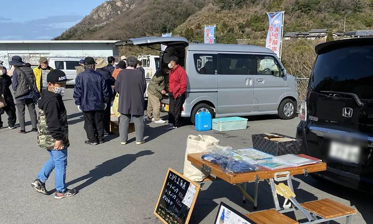 「かまがり軽トラ青空朝市」